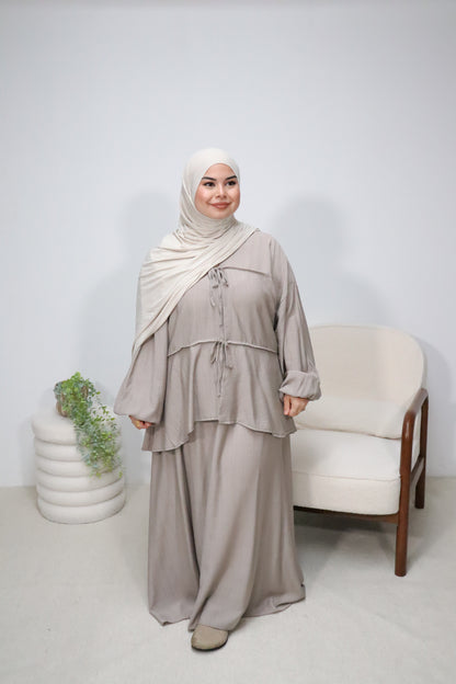 Zweiteiler mit Schnürchen